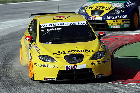 Michel Nykjær førte med halvandet sekund på Monza foran verdens bedste standardbilkørere, da han punkterede på sidste omgang kun tre kilometer fra mål.